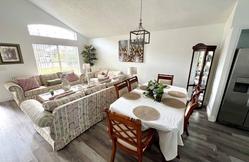 Buena Ventura Lakes House | King Bed and waterfront pool