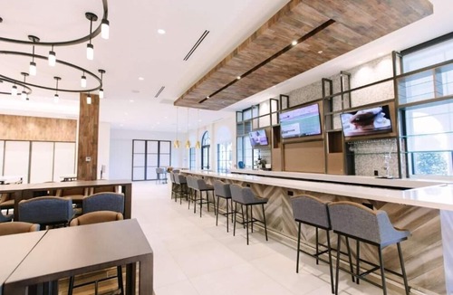 Winter Park Apartment | King Room Near Whole Foods Market ORL
