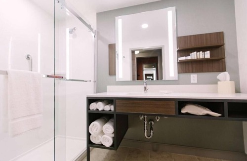 Winter Park Apartment | King Room Near Whole Foods Market ORL