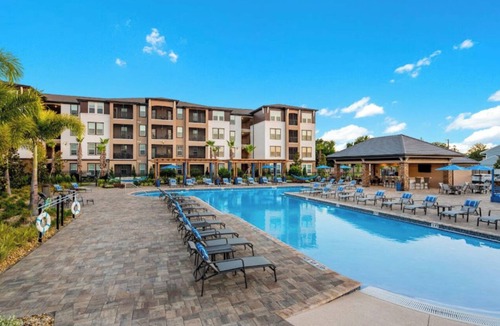 Azalea Park Apartment | King suite with pool and private balcony