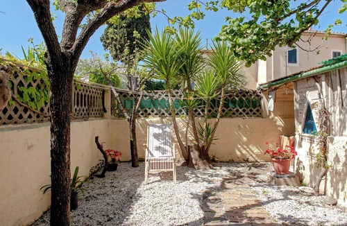 Vada Apartment | 'La Casa Degli Artisti' near the Beach with Private Garden & A/C