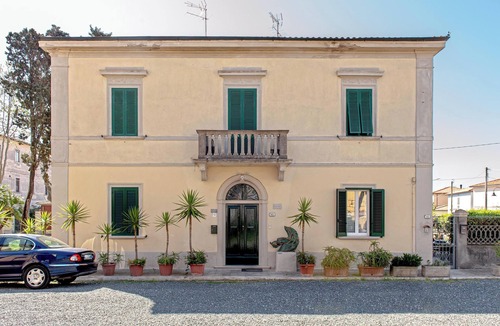 Vada Apartment | 'La Casa Degli Artisti' near the Beach with Private Garden & A/C