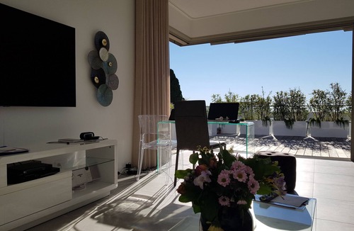 Falicon Apartment | La Consolate: 5* apartment, 90m2 terrace, panoramic sea view, private Jacuzzi