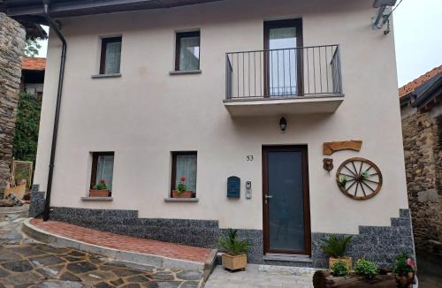 Brovello-Carpugnino House | La corte