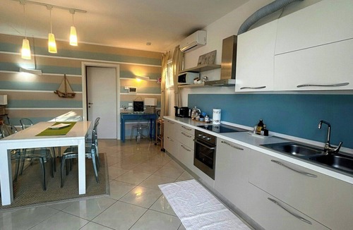 Peschiera Maraglio Apartment | Lakefront house with garden on Monte Isola