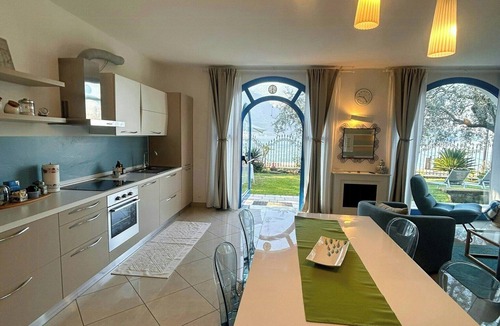 Peschiera Maraglio Apartment | Lakefront house with garden on Monte Isola