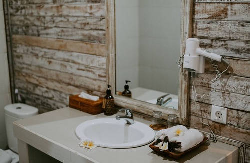 Mushroom Bay Hotel | Lanussa Hill Villa