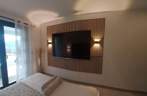 Gattieres Bed & Breakfast | Large 20 m2 bedroom in recent villa with pool/jacuzzi