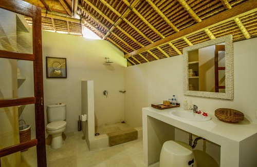 Jasri Resort | Large airy single room with garden temple view