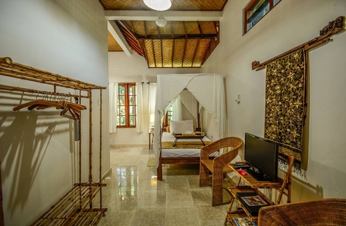Jasri Resort | Large airy single room with garden temple view