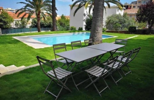 Saint-Laurent-du-Var House | Large apartment in villa with garden and pool