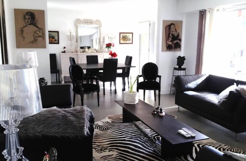 Quartier du Port Apartment | Large apartment quiet, near the port, parking, sleeps 6