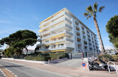 Golfe Juan Apartment | Large new studio facing port and beach with private parking