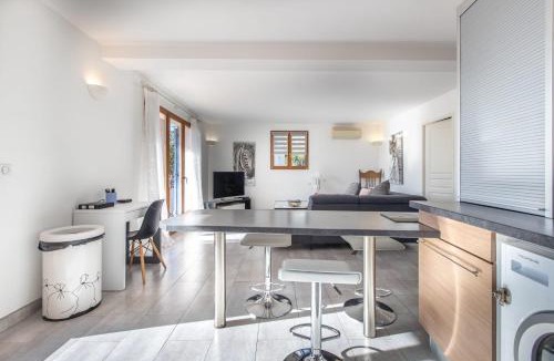 Mouans-Sartoux Apartment | LB Vacation Rentals I Quiet Large 3-Bedroom Apartment with Terrace, Garden & Incredible Mountain View
