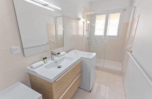 Riou - Petit Juas - Av de Grasse Apartment | Le Chambord - Hypercentre - Spacious - Terrace