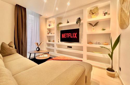 Vernier Apartment | LIBERATION CENTER - PRIVATE Balcony - 24&7 RECEPTION - LUGGAGE STORAGE