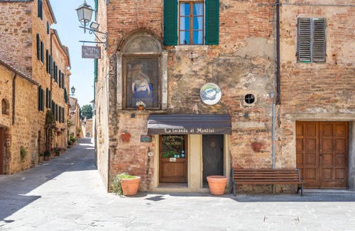 Santarello Apartment | Locanda Di Montisi Room La Giostra among the hills of Montalcino