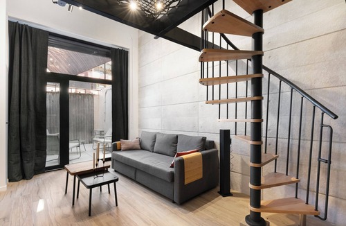 Cimiez Apartment | Loft with hanging net Japanese WC with terrace