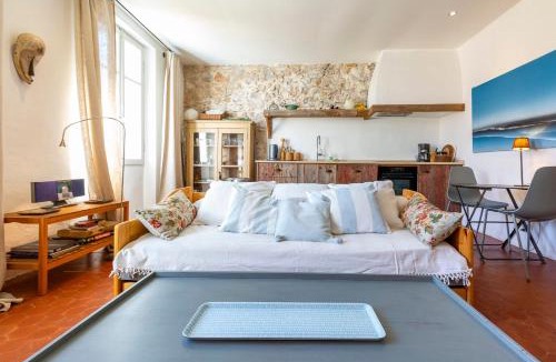 Antibes Old Town Apartment | Logement atypique dans la rue Fourmillière