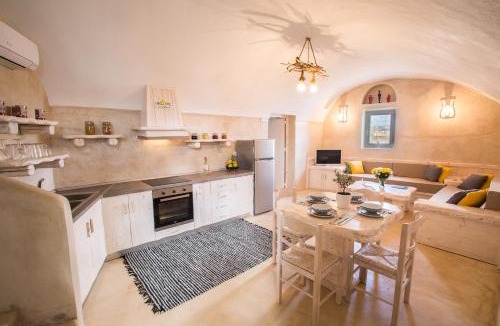 Akrotiri Villa | Love Nest with hot tub, hammam & outdoor cinema