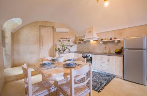 Akrotiri Villa | Love Nest with hot tub, hammam & outdoor cinema
