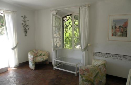 Saint-Raphael House | LOVE ROOM AVEC SPA JACUZZI CHAMPAGNE AVEC IMMENSE TERRASSE PRIVATIVE DE 70m PISCINE DE 16M