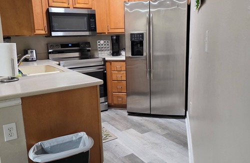 Ventura Condo | Lovely 2-bedroom condo with pool, fitness room and golfing. Close to Airport
