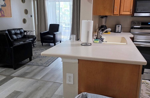 Ventura Condo | Lovely 2-bedroom condo with pool, fitness room and golfing. Close to Airport