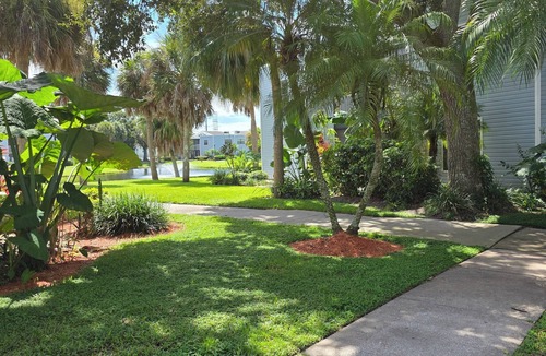 Ventura Condo | Lovely 2-bedroom condo with pool, fitness room and golfing. Close to Airport