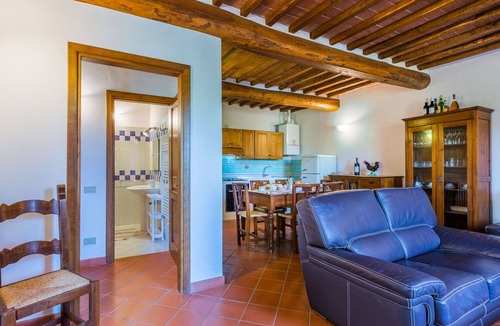 Castellina in Chianti Villa | Lovely apartment in villa for 6 people with WIFI, A/C, pool, TV, patio and panoramic view