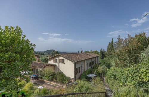 Corsanico-Bargecchia Apartment | Lovely apartment for 4 guests with pool, WIFI, TV, panoramic view and parking, close to Viareggio