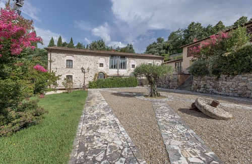 Corsanico-Bargecchia Apartment | Lovely apartment for 4 guests with pool, WIFI, TV, panoramic view and parking, close to Viareggio