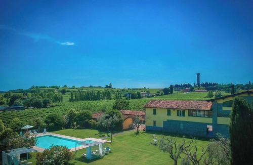 Pozzolengo Villa | Lovely apartment in villa for 2 guests with A/C, pool, WIFI, close to Sirmione