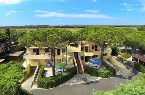 Marina di Cecina Apartment | Lovely apartment for 6 guests with pool, WIFI, A/C, TV, patio and pets allowed