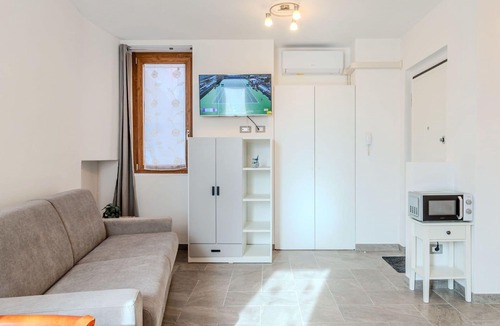 Azzano Apartment | Lovely apartment for 4 guests with A/C, WIFI and TV