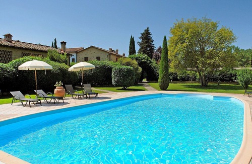 Poggiarello Villa | Lovely apartment in villa with pool, WIFI, TV, terrace and pets allowed, close to San Gimignano