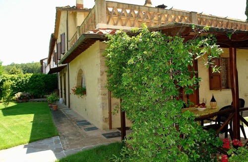 Poggiarello Villa | Lovely apartment in villa with pool, WIFI, TV, terrace and pets allowed, close to San Gimignano