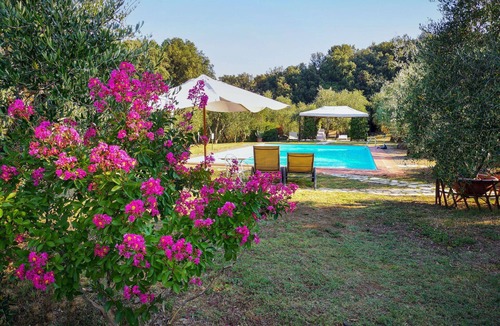 Simignano House | Lovely apartment in villa for 2 people with WIFI, pool, terrace, pets allowed and panoramic view