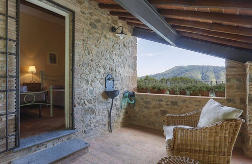 Pescaglia Villa | Lovely apartment in villa for 6 guests with WIFI, A/C, pool, TV, terrace and pets allowed