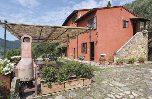 Cascine-La Croce Villa | Lovely apartment in villa for 6 guests with WIFI, pool, TV, patio and pets allowed
