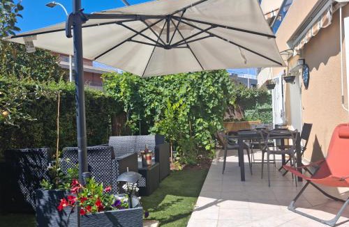 Nice Apartment | Lovely apartment with private garden and a swimming-pool