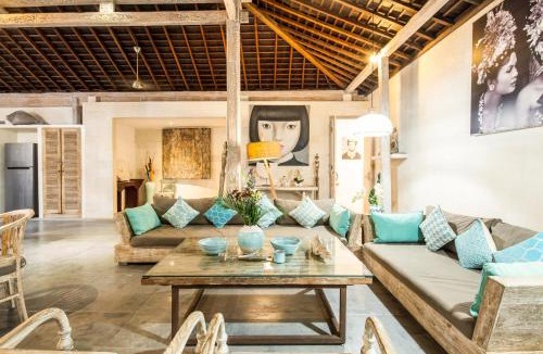 Padonan Villa | Lovely Canggu 4BR Private Pool Villa with Sundeck! 10mins Ride to Beach