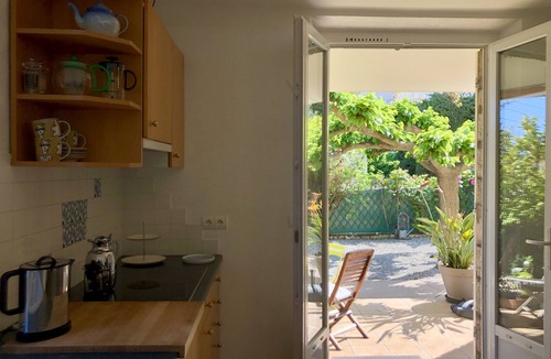 Carnot Condo | Lovely Garden villa apartment, 12 min walk to Cannes center