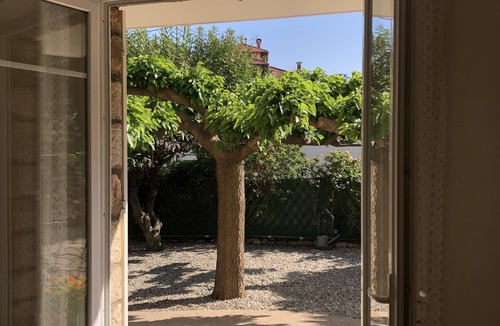 Carnot Condo | Lovely Garden villa apartment, 12 min walk to Cannes center