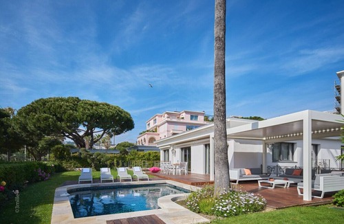 Pointe Croisette Villa | Luxurious Seaside Villa with Pool & Sea View by Plage du Midi