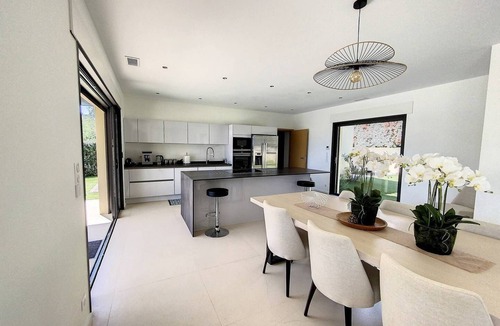 Sainte-Maxime - Saint-Tropez House | Luxurious villa with 4 suites, air conditioning, sea view, swimming pool.