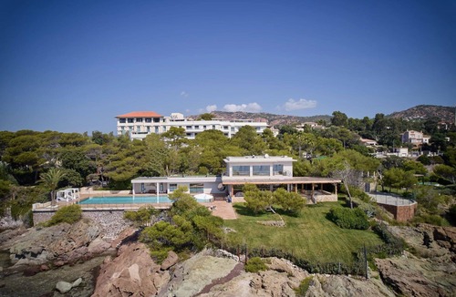 Saint-Raphael Villa | Luxurious waterfront 7-bedroom villa in enchanting Saint-Raphaël