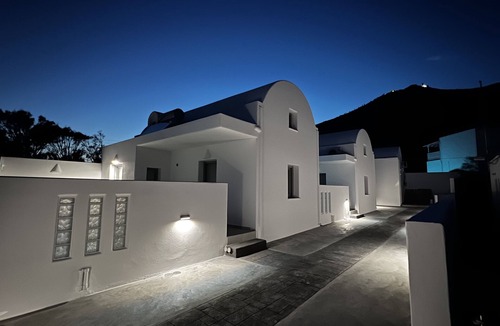 Perissa Villa | Luxury 2 bedroom villa with private swimming pool and hydromassage