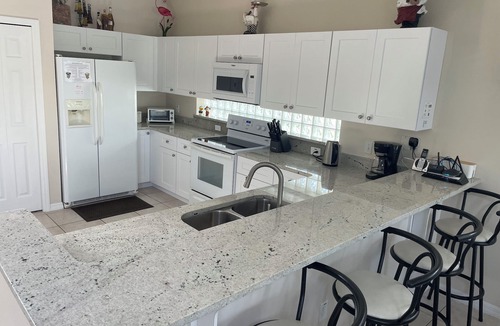 Sunset Lakes Villa | Luxury 5BR/3.5BA Villa, 2 Masters - Lakeside Pool & Games Room.