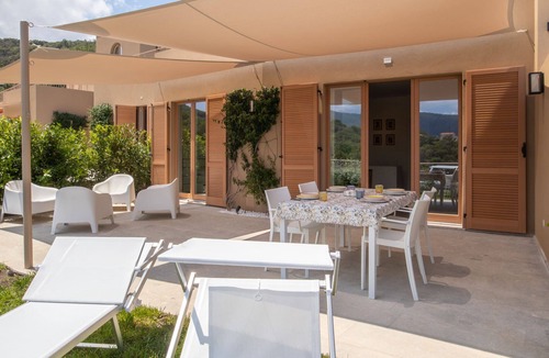 Procchio House | Luxury apartment with private access to the sea.